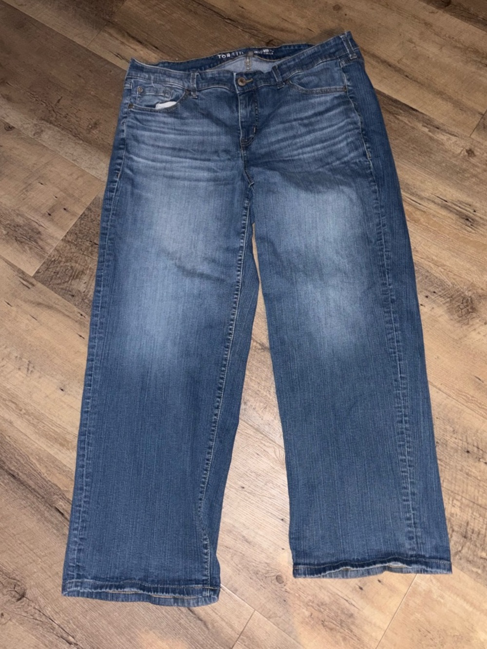 torrid Women's Relaxed Straight-Leg Jeans in Medium Blue Wash